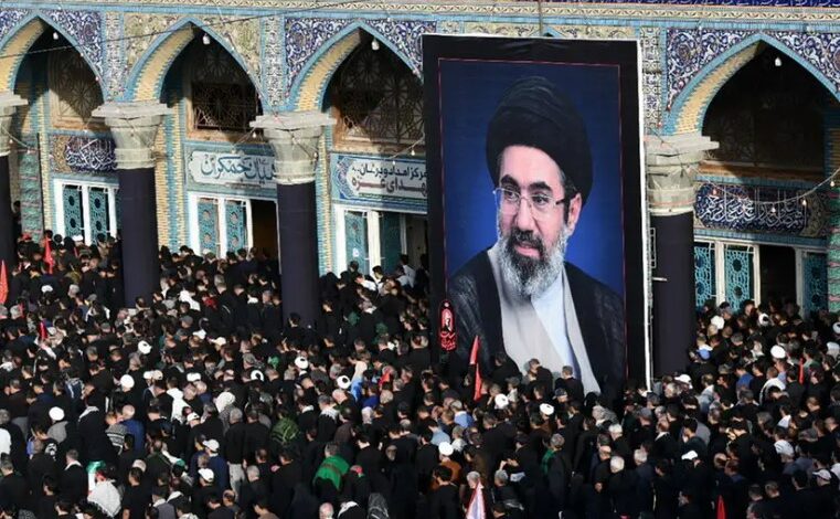 Miles de personas despiden al ayatola Jamenei en Qom