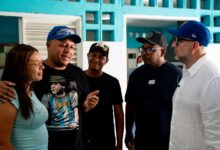 Ministro de comunicación e información inspeccionó campamento transitorio en La Guaira