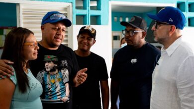 Ministro de comunicación e información inspeccionó campamento transitorio en La Guaira