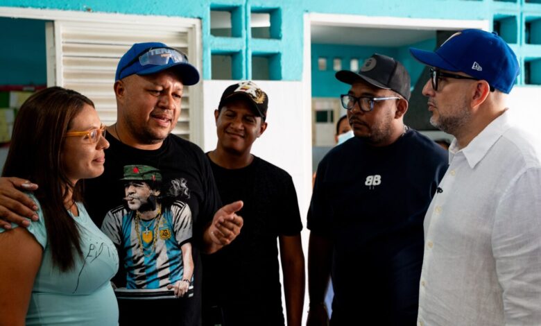 Ministro de comunicación e información inspeccionó campamento transitorio en La Guaira