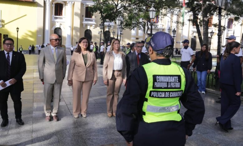 Rinden honores al Libertador en la Plaza Bolivar de Caracas