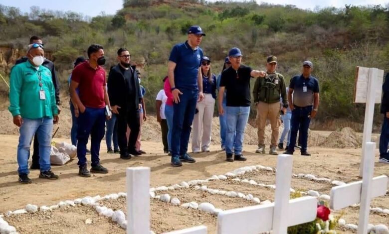 Fiscalía venezolana inspeccionó procedimientos de inhumación y atención de emergencia en La Guaira