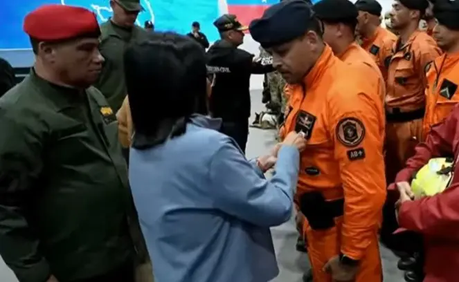 Mandataria (E) Delcy Rodríguez condecora a brigadas internacionales de rescate tras sismos en Venezuela