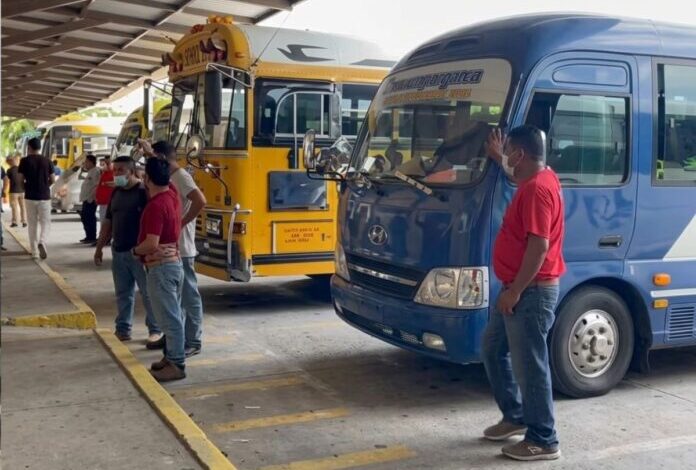 Transportistas hondureños analizan paro nacional por extorsión y atraso del bono compensatorio