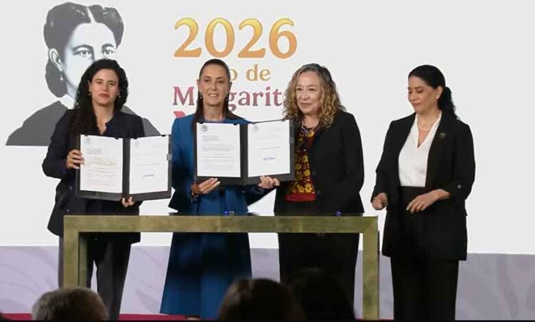 Presidenta de México firma iniciativa de ley contra feminicidio