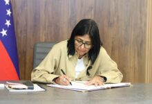 Presidenta (E) Delcy Rodríguez firmó el Reglamento de la Ley de Hidrocarburos