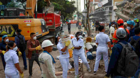 Vctimas fatales tras sismo en Colombia ascienden a más de 300