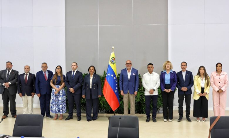 Gobierno venezolano y exdiputados opositores acuerdan metodología de trabajo tras inicio de diálogo en Caracas