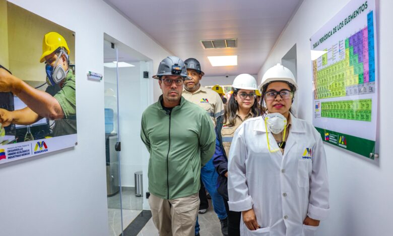 Ministro Héctor Silva inauguró Laboratorio Industrial y realiza entrega de maquinarias en Minerven