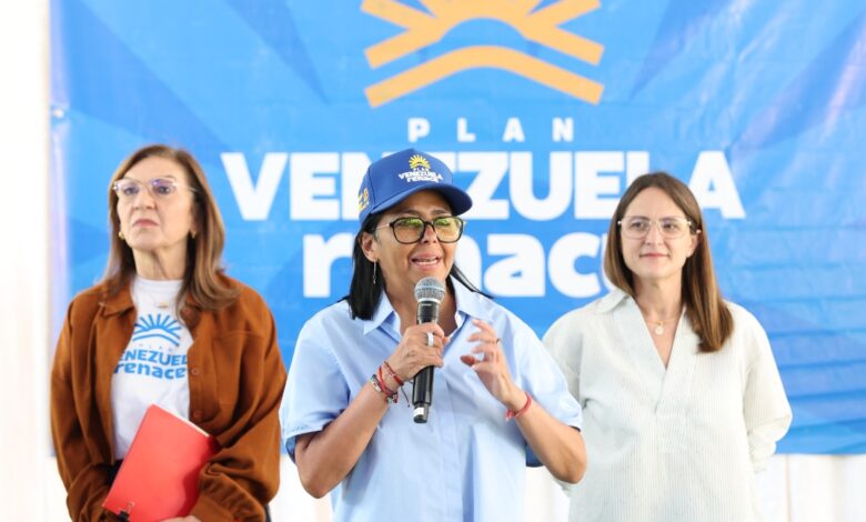 Mandataria Delcy Rodríguez entrega en Caracas viviendas rehabilitadas tras doble sismo