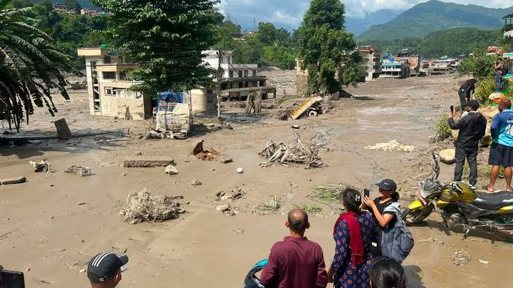 Inundaciones masivas en la frontera Nepal y China contabilizan cientos de desaparecidos