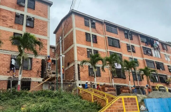 Gobierno venezolano entrega edificios recuperados en el urbanismo Ana Victoria, La Guaira