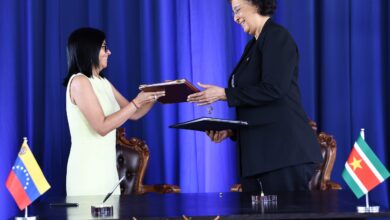 Mandatarias Rodríguez y Simons firman en Suriname, acuerdos en áreas de gas, petróleo, pesca, transporte y turismo