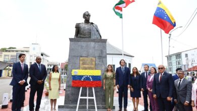 Presidenta Delcy Rodríguez lideró ofrenda floral ante monumento de Simón Bolívar en Surinam