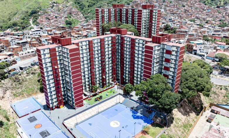 Presidenta Rodríguez entrega 440 viviendas rehabilitadas en Caracas, por Plan Venezuela Renace