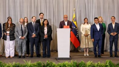 Gobierno venezolano y exdiputados opositores de 2015 anuncian acuerdos tras dialogar en Caracas