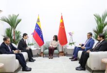 Presidenta Delcy Rodríguez se reúne con embajador Lan Hu y felicita a China por su 77.° aniversario