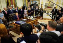 Juez ordena restablecer el acceso a medios vetados por Trump