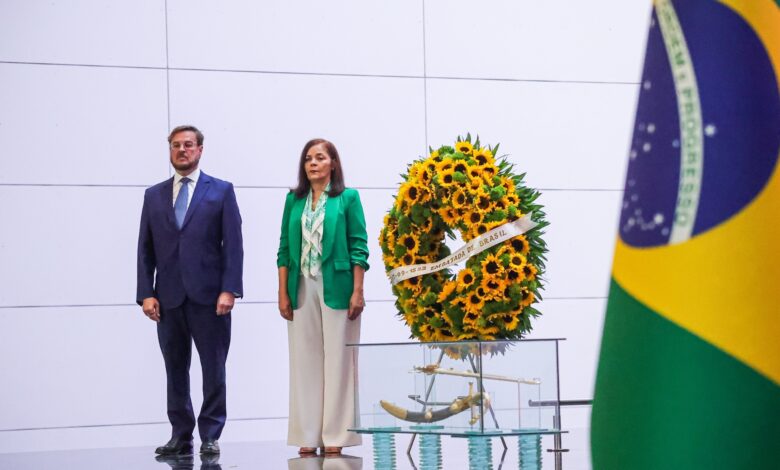 Brasil conmemora 204 aniversario de su Independencia con ofrenda floral a Bolívar en Caracas
