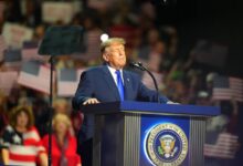 Trump ofrece dinero en efectivo a votantes si gana comicios