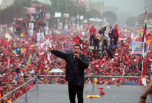 Multitudinaria marea roja en la avenida Bolívar durante el cierre de campaña de Hugo Chávez en 2012.