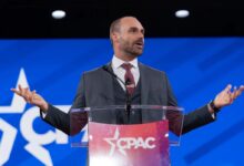 Juez brasileño emite orden de arresto contra Eduardo Bolsonaro, hermano de candidato presidencial