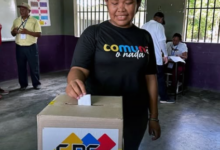 Una ciudadana participa en la Consulta Popular Nacional para elegir el proyecto de su comunidad